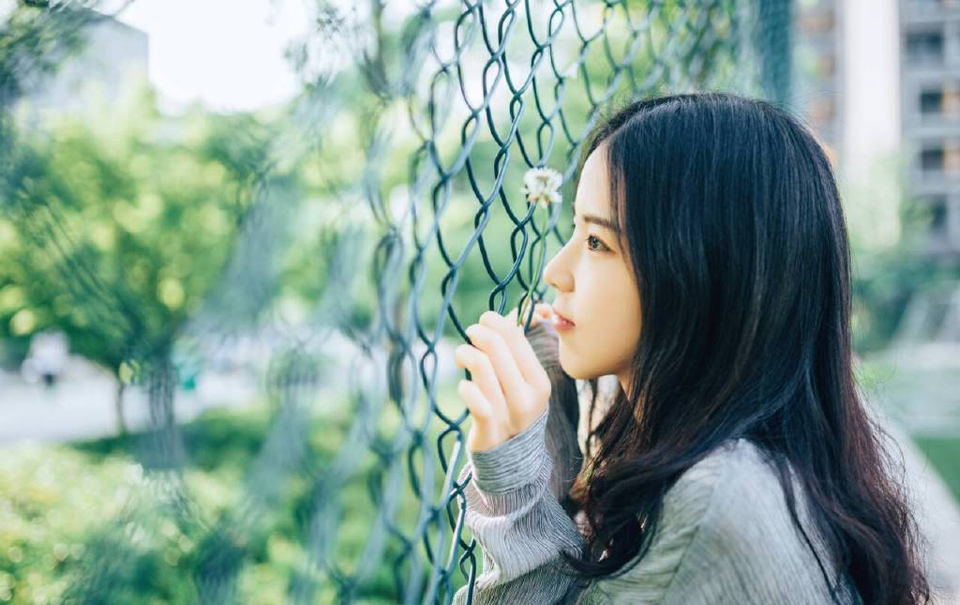 “血腥味儿~”虎卫统领抬头，冷冷的看向前方，沙哑的声音里，带着一股对鲜血的狂热，山道上空无一人，远处已经能够看到的军营也是冷清清一片，看不出有丝毫人烟。